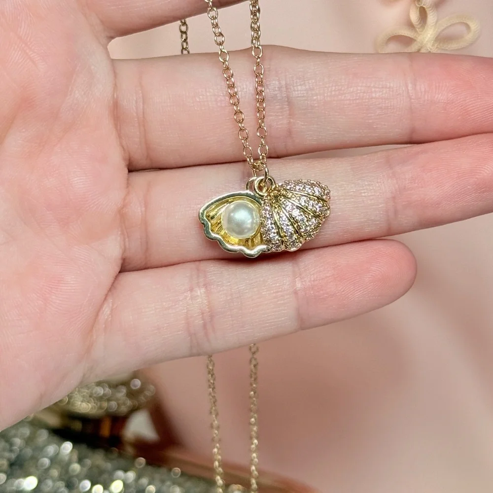 Elegant Gold Shell Pendant Necklace - Picture 7 of 10